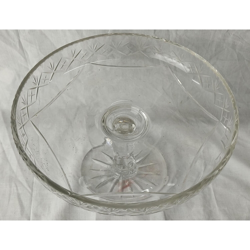 83 - A crystal footed bowl.