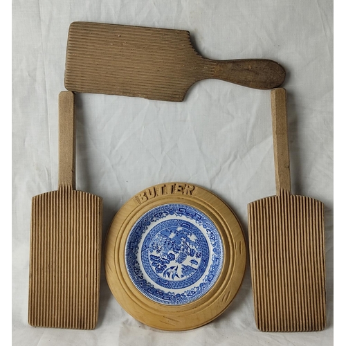 98 - A blue and white Indian Tree patterned butter dish with wooden mount and three butter pats.