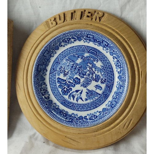 98 - A blue and white Indian Tree patterned butter dish with wooden mount and three butter pats.