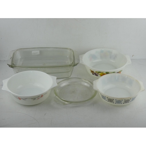 119 - A job lot of vintage Pyrex ware.