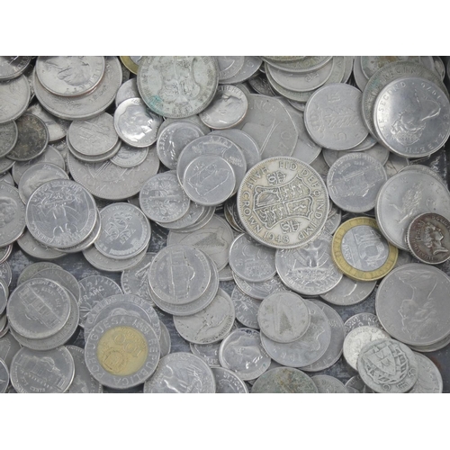 124 - A lot of assorted coinage.