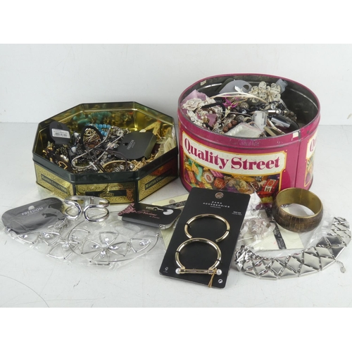 184 - A large lot of assorted costume jewellery.