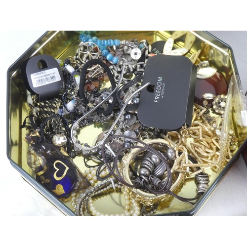184 - A large lot of assorted costume jewellery.