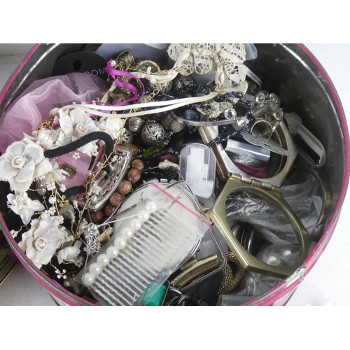 184 - A large lot of assorted costume jewellery.
