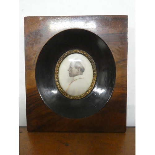 234 - A stunning miniature portrait Pope Pius XII. 10.5x12cm