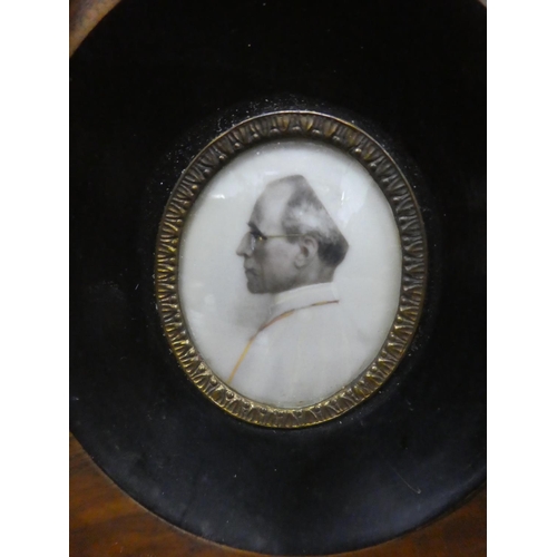 234 - A stunning miniature portrait Pope Pius XII. 10.5x12cm