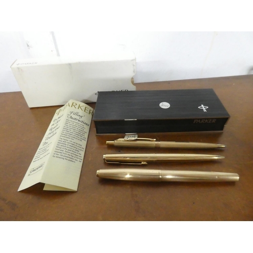 239 - A collection of Parker Pens, to include fountain pen, ballpoint & propelling pencill