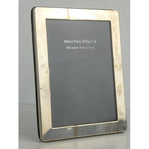 464 - An Arthur Price, England Sterling silver photograph frame. 12x15.5cm