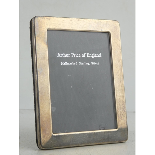 466 - An Arthur Price, England Sterling silver photograph frame. 8x10.5cm