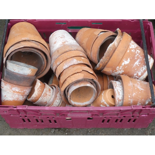 518 - A large job lot of terracotta plant pots (a/f).