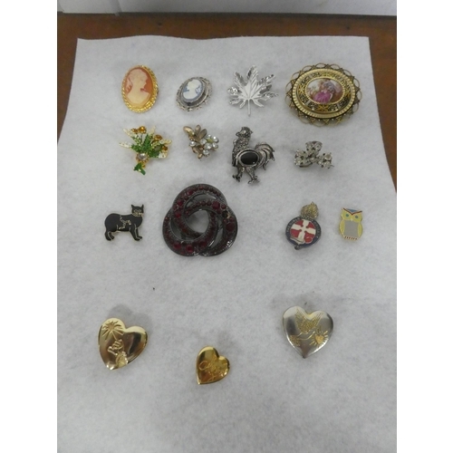 233 - A collection of 15 vintage brooches.