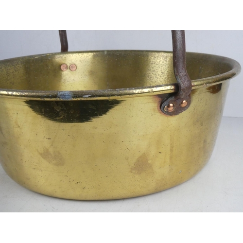 36 - A large vintage brass preserving pan, 42cm diameter.