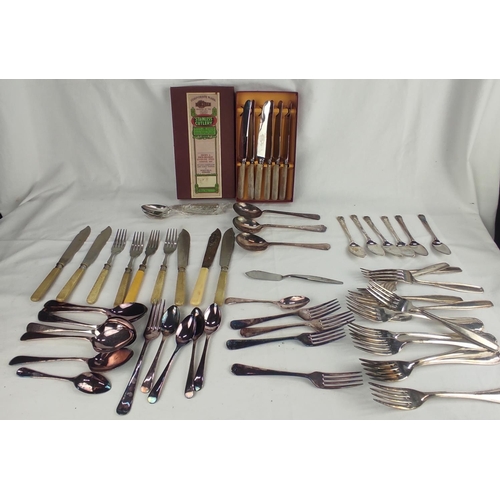 136 - A mixed lot of vintage cutlery including a boxed set of stainless steel knives.