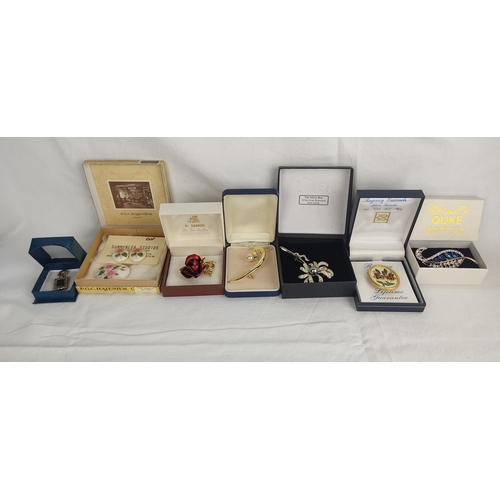 48 - A collection of vintage brooches, a pendant and a Summerlea Studios ceramic brooch and earring set.