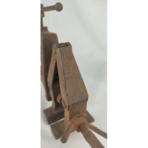 54 - A vintage Sadart clamp.