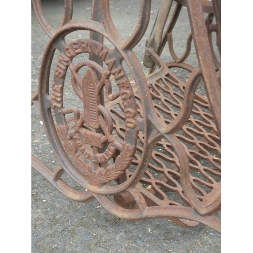 463 - An antique cast iron Singer Sewing machine base.