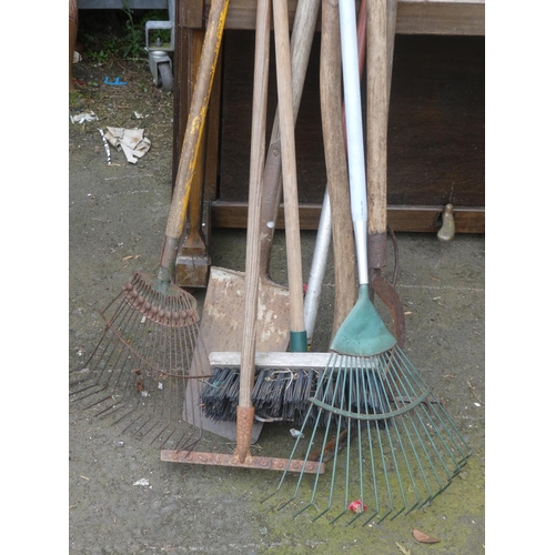 474 - A lot of garden tools, rakes etc.