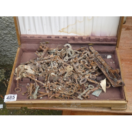 485 - A lot of antique keys (a/f) in a wooden cutlery box.