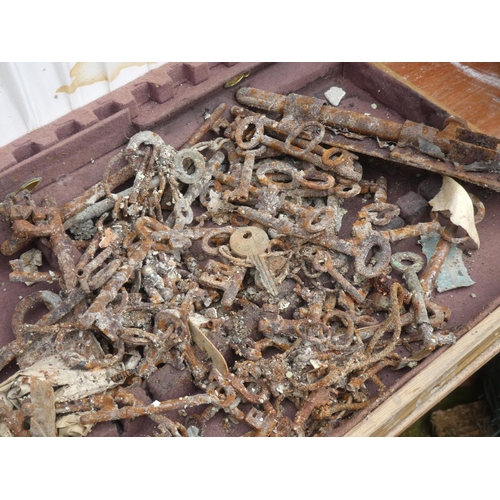 485 - A lot of antique keys (a/f) in a wooden cutlery box.