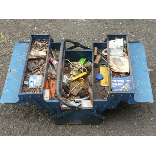 492 - A vintage tool box and contents.