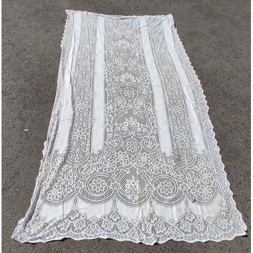 410 - A large lace table cloth (a/f).