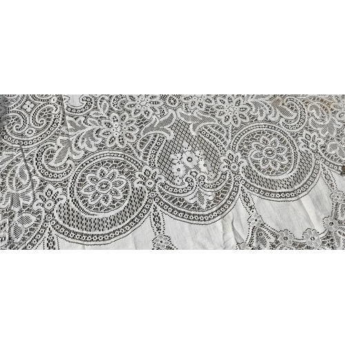 410 - A large lace table cloth (a/f).