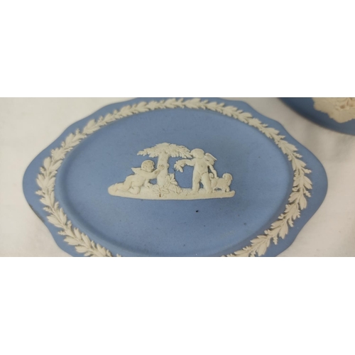 414 - Three pieces of Wedgwood pottery.