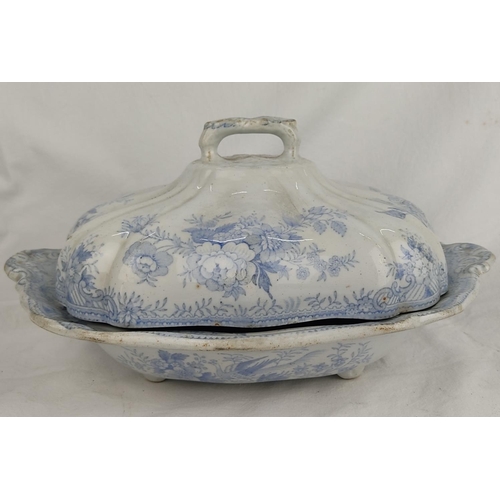 415 - An antique blue and white patterned lidded tureen.