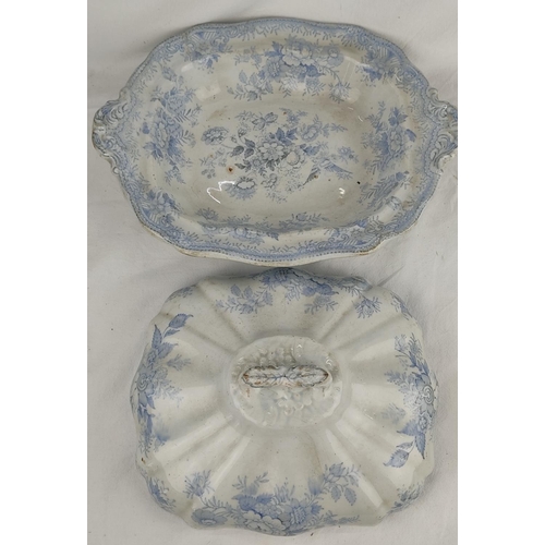 415 - An antique blue and white patterned lidded tureen.