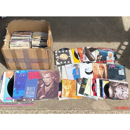 159 - A job lot of vintage 45's records/albums and more to include Hot Chocolate, Level 42, Club Nouveau a... 