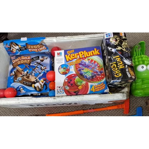 567 - Assorted toys and games, 