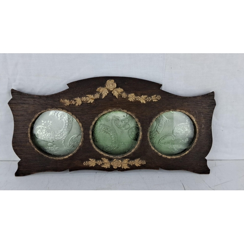 598 - Antique oak wood triptych frame with floral details in relief, featuring three circular green emboss... 