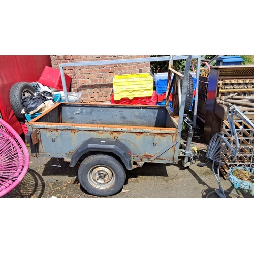 645 - Metal utility trailer with license plate 