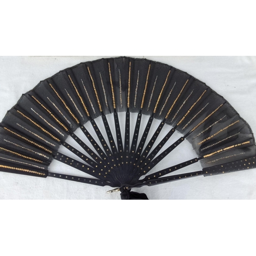 1193 - Black lace hand fan adorned with gold sequins, encased in original branded box, 19th century.