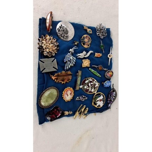 1197 - Collection of 24 vintage brooches and pins. They feature assorted styles and designs, incorporating ... 