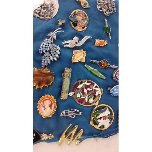 1197 - Collection of 24 vintage brooches and pins. They feature assorted styles and designs, incorporating ... 