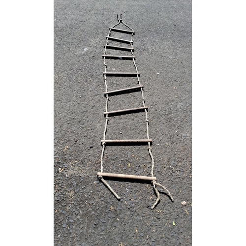 648 - Wood and rope ladder with seven wooden rungs connected via sturdy rope. Equipped with metal hooks.