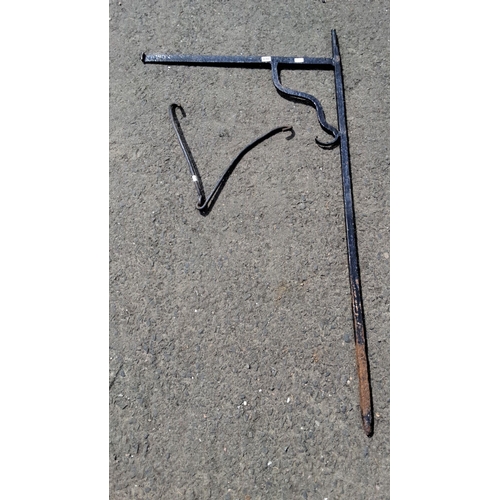 690 - Antique hand-forged iron fireplace hearth cooking crane, adjustable arm with hooks. From the 18th to... 