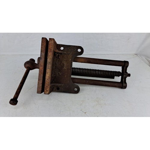 720 - Vintage Record No. 52 woodworking vise with iron construction and adjustable handle mechanism.