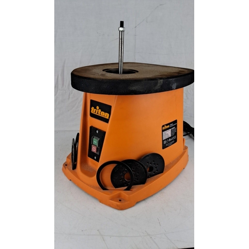 726 - Triton spindle sander, model TSPST450. Distinctive orange casing with sanding accessories included. ... 