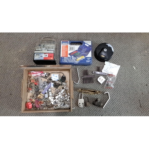 734 - Mixed lot comprising a Draper drill and wall plug set, Pifco rotary plug set, assorted keys, locks, ... 