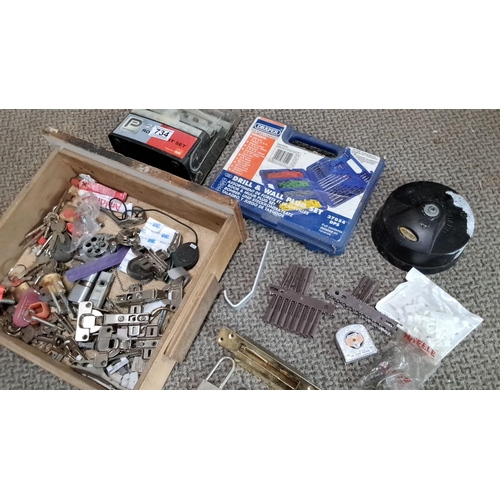 734 - Mixed lot comprising a Draper drill and wall plug set, Pifco rotary plug set, assorted keys, locks, ... 