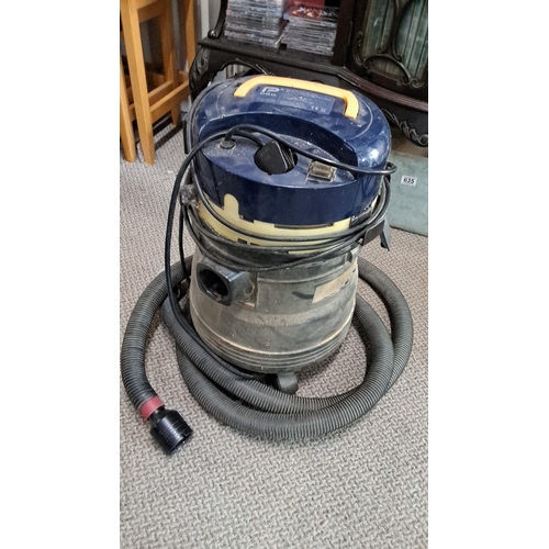 749 - Pro Workshop vacuum cleaner with power take-off, 1200W. Model: CLM50WPT. Includes hose attachment an... 