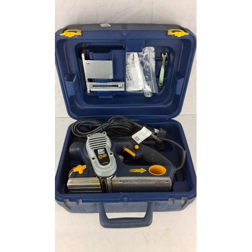 752 - 750W 3-Blade Planer in a hard case. Includes accessories, a user manual and an adjustment tool. Mode... 