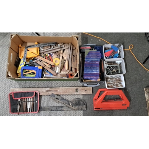 770 - Mixed lot of assorted tools. This includes hand saws, chisels, drill bits, measuring tape, a toolbox... 