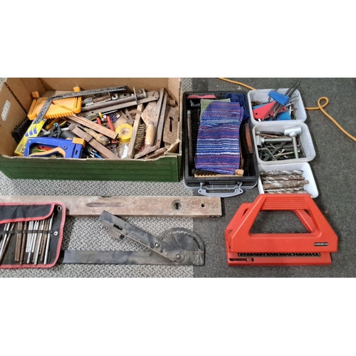 770 - Mixed lot of assorted tools. This includes hand saws, chisels, drill bits, measuring tape, a toolbox... 