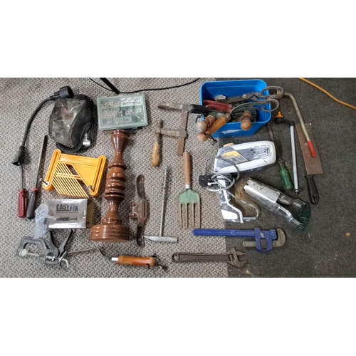 775 - Mixed lot of various tools and hardware, including hand tools, screws, power tool accessories, garde... 