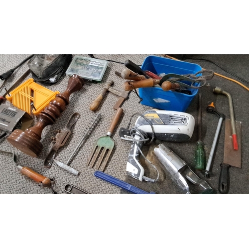 775 - Mixed lot of various tools and hardware, including hand tools, screws, power tool accessories, garde... 