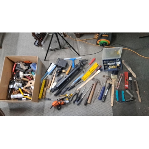 777 - Mixed lot of various hand tools, including hammers, screwdrivers, paintbrushes, pliers, measuring to... 