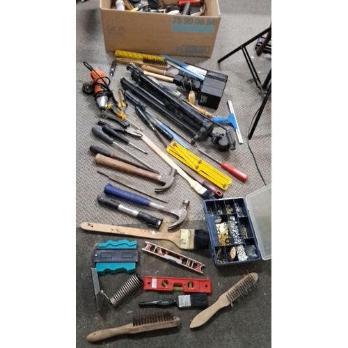 777 - Mixed lot of various hand tools, including hammers, screwdrivers, paintbrushes, pliers, measuring to... 